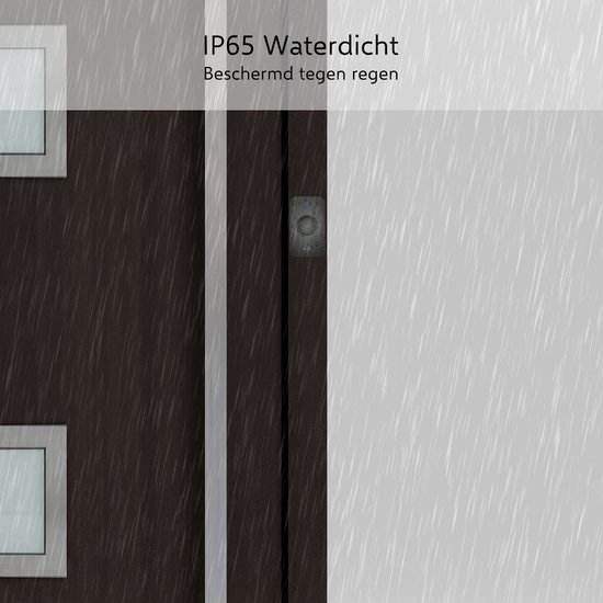 Grijze deurbel bevestigd aan een deurpost, beschermd tegen regen met IP65.