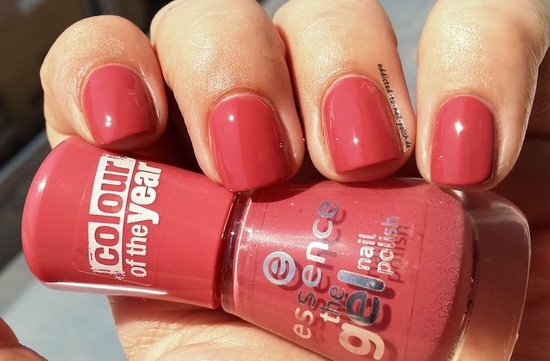 Essence the Gel nail polish - 47 Va-va voom Sint/Kerst