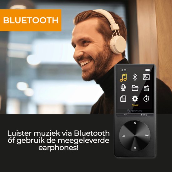 Zwarte Denver MP3/MP4 speler met witte hoofdtelefoon, bediend door een lachende man.