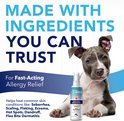 Een puppy met een flesje TropiClean OxyMed Anti-Itch Medicated Soothing Spray.