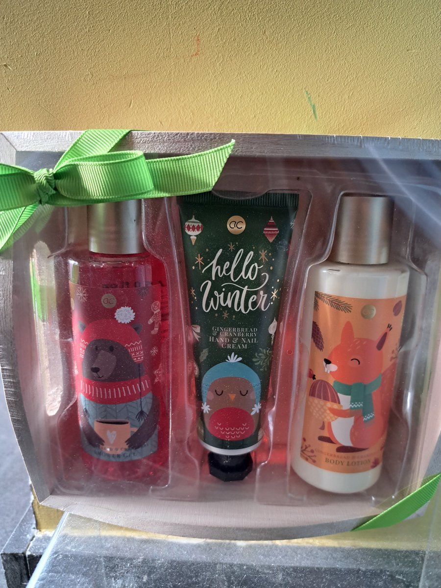 Goedkoopste geschenk set huidverzorging - gemberbrood en veenbessen - douche gel - body lotion - hand en nagelcreme