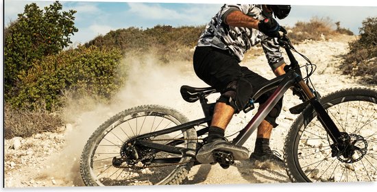 Dibond - Fiets - Mountainbike - Bergen - Helm - Bescherming - 100x50 cm Foto op Aluminium (Met Ophangsysteem)