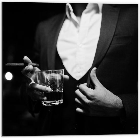 Dibond - Man - Glas - Drinken - Alcohol - Sigaar - Zwart - Wit - 50x50 cm Foto op Aluminium (Wanddecoratie van metaal)