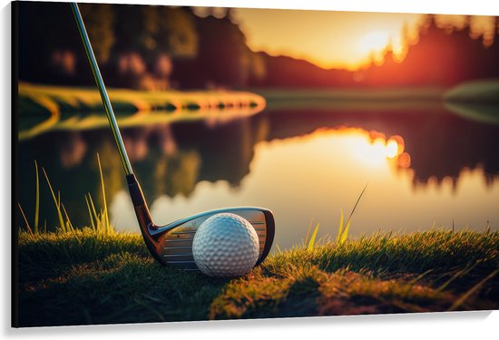 Canvas - Golf - Golfbal - Golfclub - Zonsondergang - Gras - Water - 150x100 cm Foto op Canvas Schilderij (Wanddecoratie op Canvas)