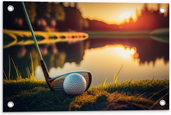 Tuinposter – Golf - Golfbal - Golfclub - Zonsondergang - Gras - Water - 60x40 cm Foto op Tuinposter (wanddecoratie voor buiten en binnen)