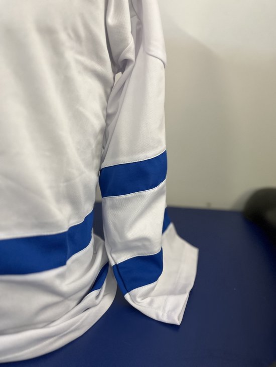 Wit ijshockey shirt met blauwe strepen op de mouwen, met de nadruk op de onderkant van de mouw.