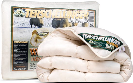 Een verpakte wollen deken en een uitgevouwen wollen deken met groen label, op witte achtergrond.