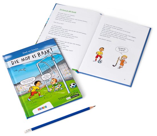 Open boek 'Die mop is raak!' met illustraties en tekst. Naast het boek ligt een potlood.