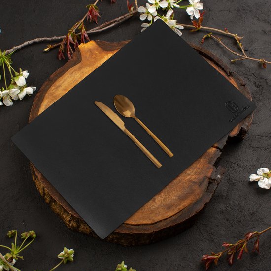 Set de 6 sets de table noirs en similicuir, couverts dorés, logo Castagnola visible.