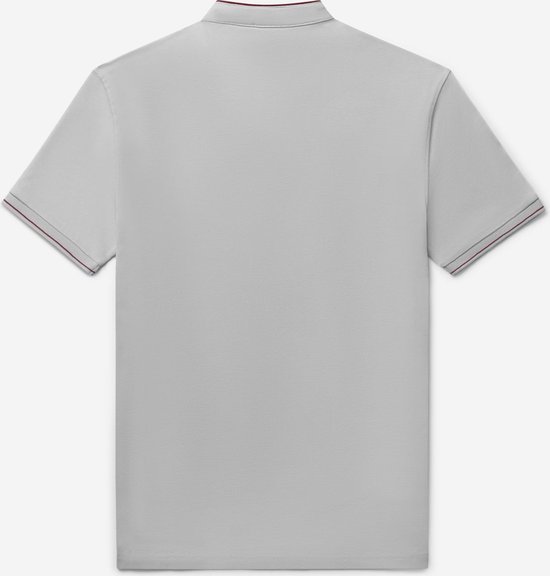 Achterkant van een lichtgrijze polo met rode bies langs de mouwen. De polo heeft korte mouwen en een ronde hals met knoopjes.