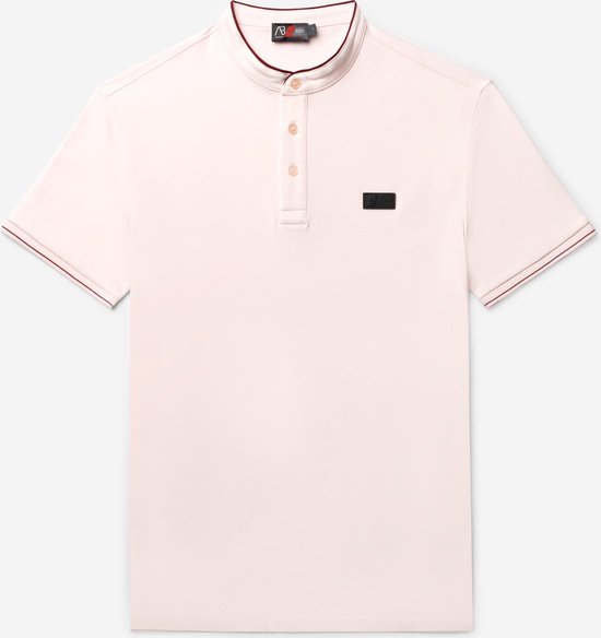 Lichtroze poloshirt met donkerrode bies op de kraag en mouwen. Twee knoopjes en een zwart logo.