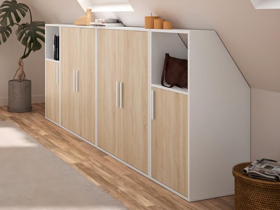 Witte kast met naturel houten deuren onder schuin dak, met nis met tas aan de rechter zijkant.
