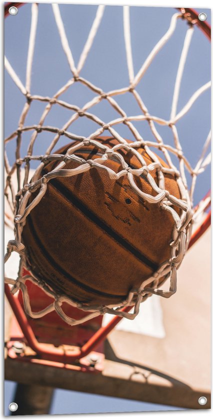 Tuinposter – Basketbal in Basket - 50x100 cm Foto op Tuinposter (wanddecoratie voor buiten en binnen)