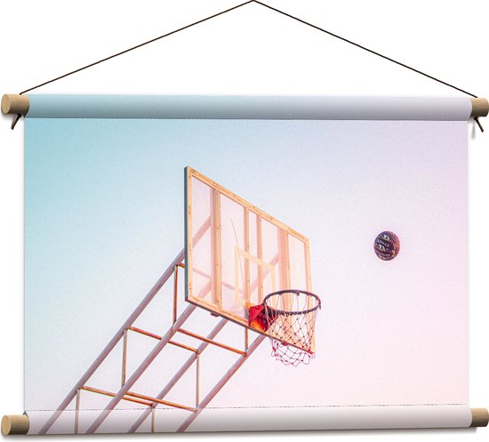 Textielposter - Bal Vallend in Basket onder Blauwe Lucht - 60x40 cm Foto op Textiel