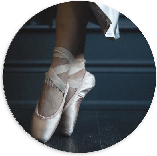 Dibond Muurcirkel - Ballerina aan het Dansen op Spitzen - 100x100 cm Foto op Aluminium Muurcirkel (met ophangsysteem)