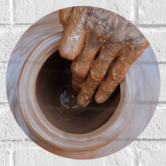 Muursticker Cirkel - Bovenaanzicht van Handen in Klei Tijdens Pottenbakken - 30x30 cm Foto op Muursticker