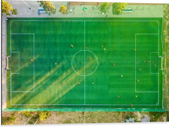 Dibond - Bovenaanzicht van Voetballers op Voetbakveld - 80x60 cm Foto op Aluminium (Wanddecoratie van metaal)