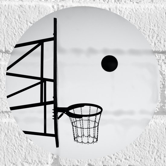 Muursticker Cirkel - Bal Vallend in Basket (Zwart-wit) - 20x20 cm Foto op Muursticker