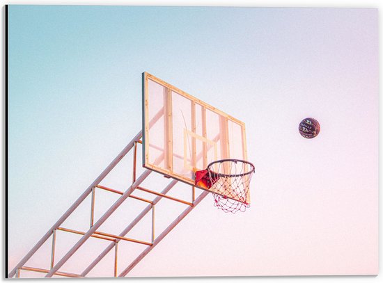 Dibond - Bal Vallend in Basket onder Blauwe Lucht - 40x30 cm Foto op Aluminium (Met Ophangsysteem)