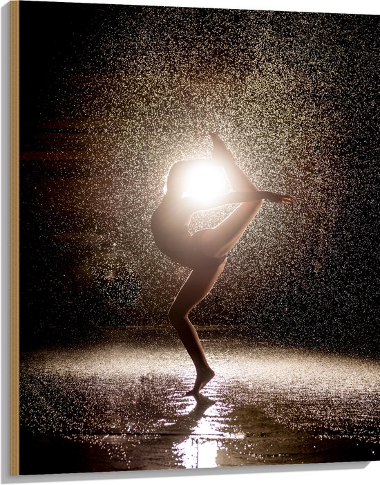 Hout - Ballerina Danseres in de Regen bij Fel Licht - 75x100 cm - 9 mm dik - Foto op Hout (Met Ophangsysteem)