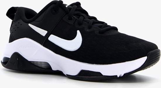 Zwart-witte Nike sneaker met Swoosh logo, van de zijkant gezien.
