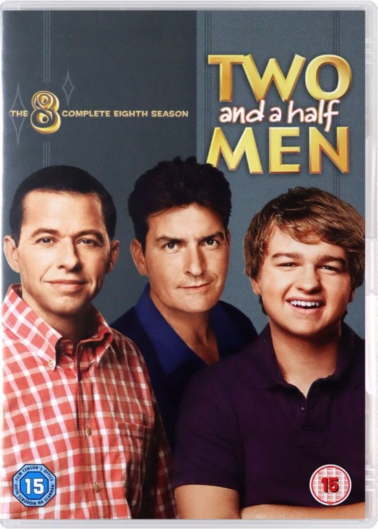 DVD-hoes van Two and a Half Men Seizoen 8 met portretten van Jon Cryer, Charlie Sheen en Angus T. Jones.