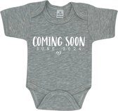 Aankondiging zwangerschap rompertje 'COMING SOON - June 2024' - Grijs - Zwangerschap aankondiging - In verwachting- Zwanger - Pregnancy announcement - Baby aankondiging - Juni - Romper