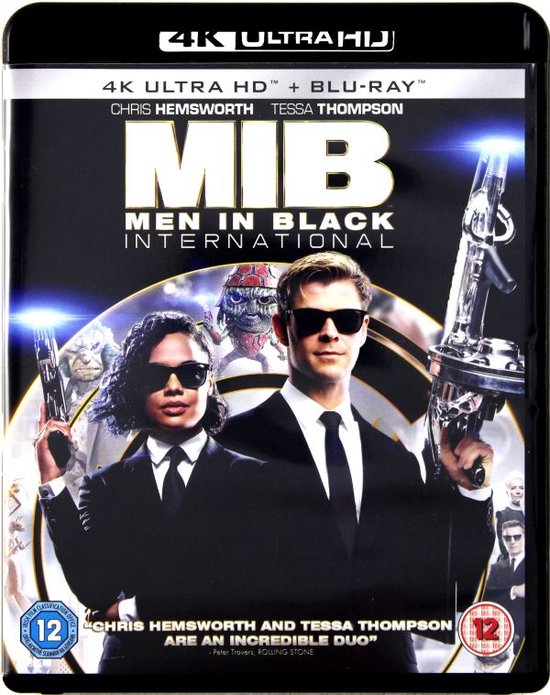 Hoes van Men in Black: International met Chris Hemsworth en Tessa Thompson in pak, met zonnebril en wapens.