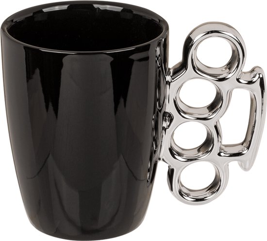 Tasse noire avec une poignée chromée en forme de poing américain.