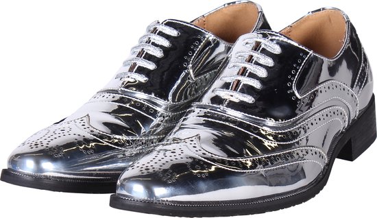 Zilverkleurige herenschoenen met veters en perforaties.