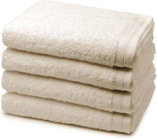 Quatre serviettes moelleuses blanc cassé de Möve, pliées et présentant un motif côtelé discret sur le bord.