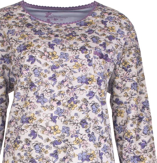 Dames pyjamatop met lange mouwen, wit met een paarse, gele en roze bloemenprint.