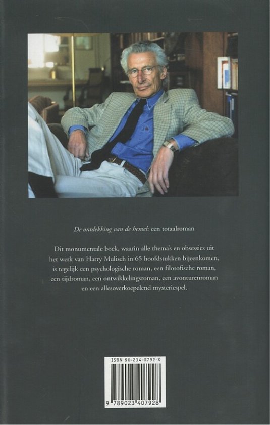 Dos du livre "De Ontdekking van de Hemel". Harry Mulisch est assis sur une chaise, vêtu d'une chemise bleue, d'une cravate bleue et d'une veste à carreaux.