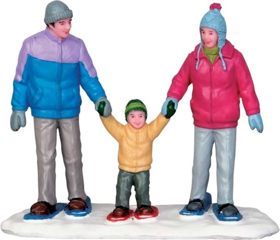 Een familie van drie met sneeuwschoenen: vader met paarse en blauwe jas, moeder met rode jas, kind met gele jas, houden elkaars handen vast.