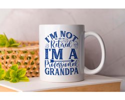 Mok I'm not Retired I'm A Professional Grandpa - GrandparentsLove - Gift - Cadeau - ProudGrandparents - GrandparentLife - BlessedGrandparents - Grootoudersliefde - TrotseGrootouders - GrootouderLeven - GrootouderMomenten