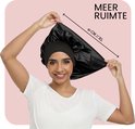 Vrouw met grote zwarte satijnen slaapmuts, 41 cm.