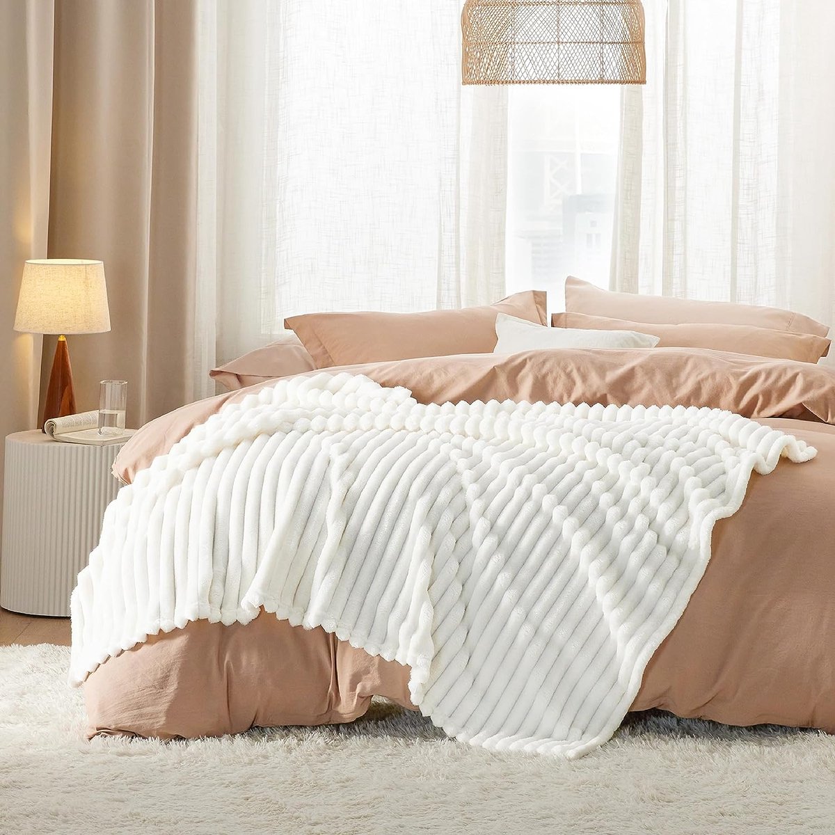 BEDSURE Knuffeldeken Pluizig - Fleecedeken & Wollen Deken, Bankdeken, Schaakbordpatroon Sprei, Zachte Warme Geruite Dekens voor Kamerdecoratie, Woon- & Knuffeldekens, Lichtbruin, 150 x 200 cm