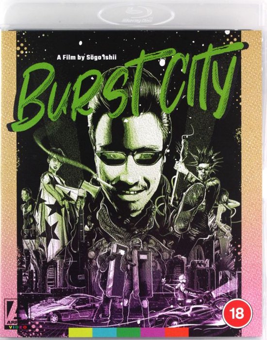 Bluray-hoes met groene 'Burst City'-tekst, zonnebril dragende man, punkers, auto's en een stad.
