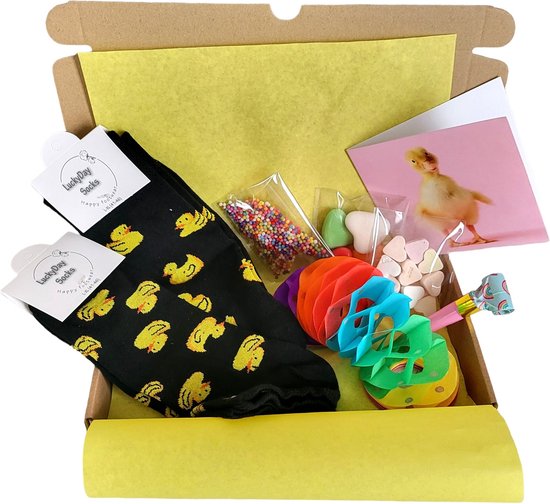 Cadeau box – Jarig - Eend - Gefeliciteerd - Verrassings Pakket – Verjaardag - Gift box - Grappig - Cadeau voor vrouw man – Kado – Sokken - Verjaardags cadeau - Geschenkdoos – LuckyDay Socks - Maat 36-40