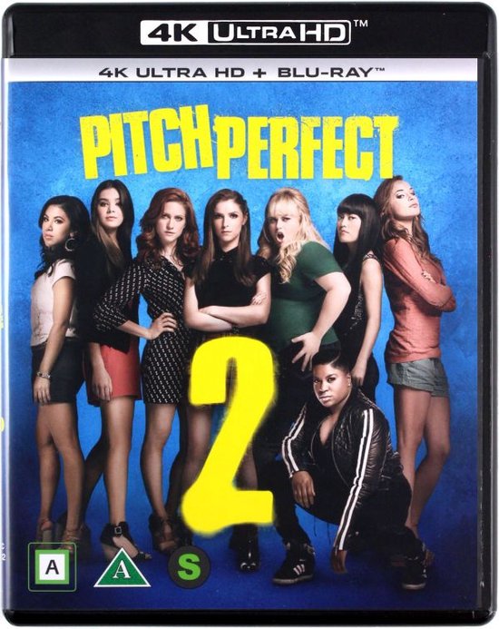Cover van de "Pitch Perfect 2" 4K Ultra HD Blu-ray met een groep van acht jonge vrouwen tegen een blauwe achtergrond. Centraal op de voorgrond staat een gele "2".