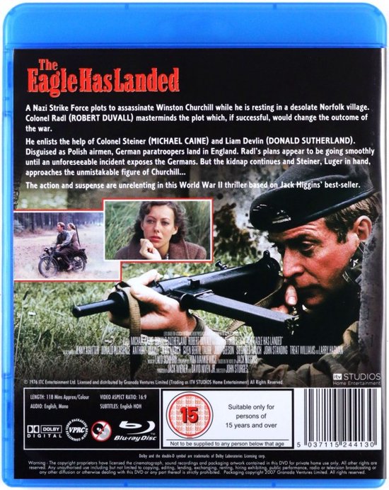De achterkant van de Blu-ray-hoes van "The Eagle Has Landed" toont scènes met acteurs die een geweer vasthouden, een motorfiets en een vrouw.
