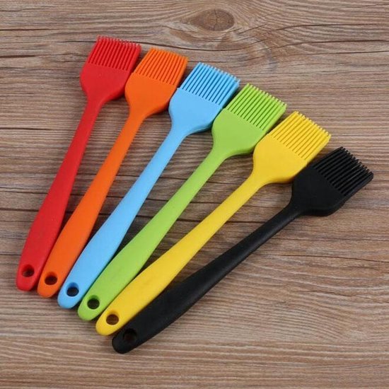 Set van zes siliconen bakkwasten in rood, oranje, lichtblauw, groen, geel en zwart.