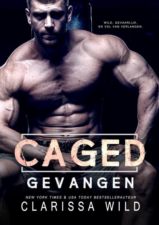 Een gespierde man zit op de bank, met het woord "CAGED" en "GEVANGEN" over zijn borst. "WILD. GEVAARLIJK. EN VOL VAN VERLANGEN."