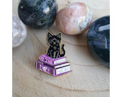 foto van Enamel pin, broche, speldje, verzamelen, kleding versieren, zwarte kat op stapel boeken