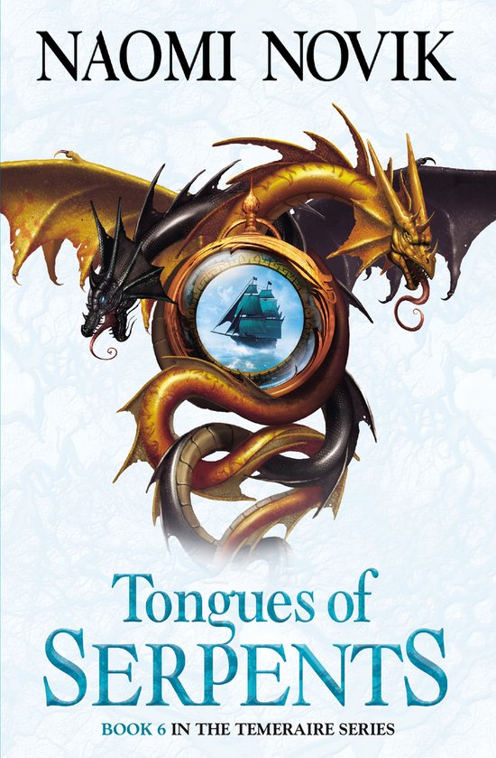 Naomi Novik - Tongues of Serpents - Boek 6 in The Temeraire Series. Twee draken kronkelen rond een scheepskompas met een zeilschip erop.