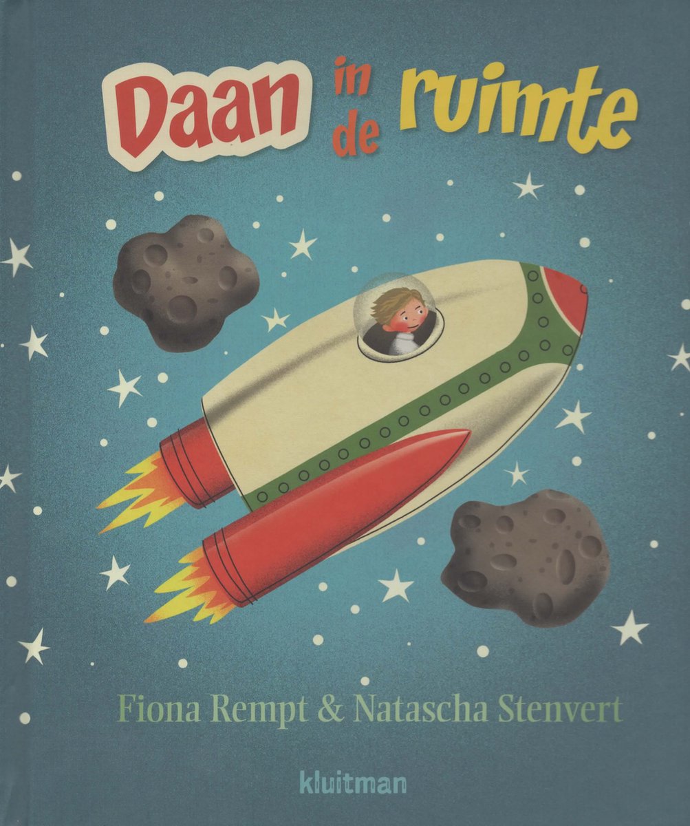 Boekkaft met titel 'Daan in de ruimte'. Illustratie van een jongen in een raket die door de ruimte vliegt tussen de sterren en planeten.