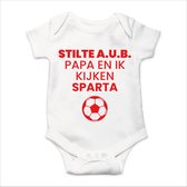 Soft Touch Rompertje met Tekst - Stilte AUB, Papa en ik kijken Sparta - Rood | Baby rompertje met leuke tekst | | kraamcadeau | 0 tot 3 maanden | GRATIS verzending