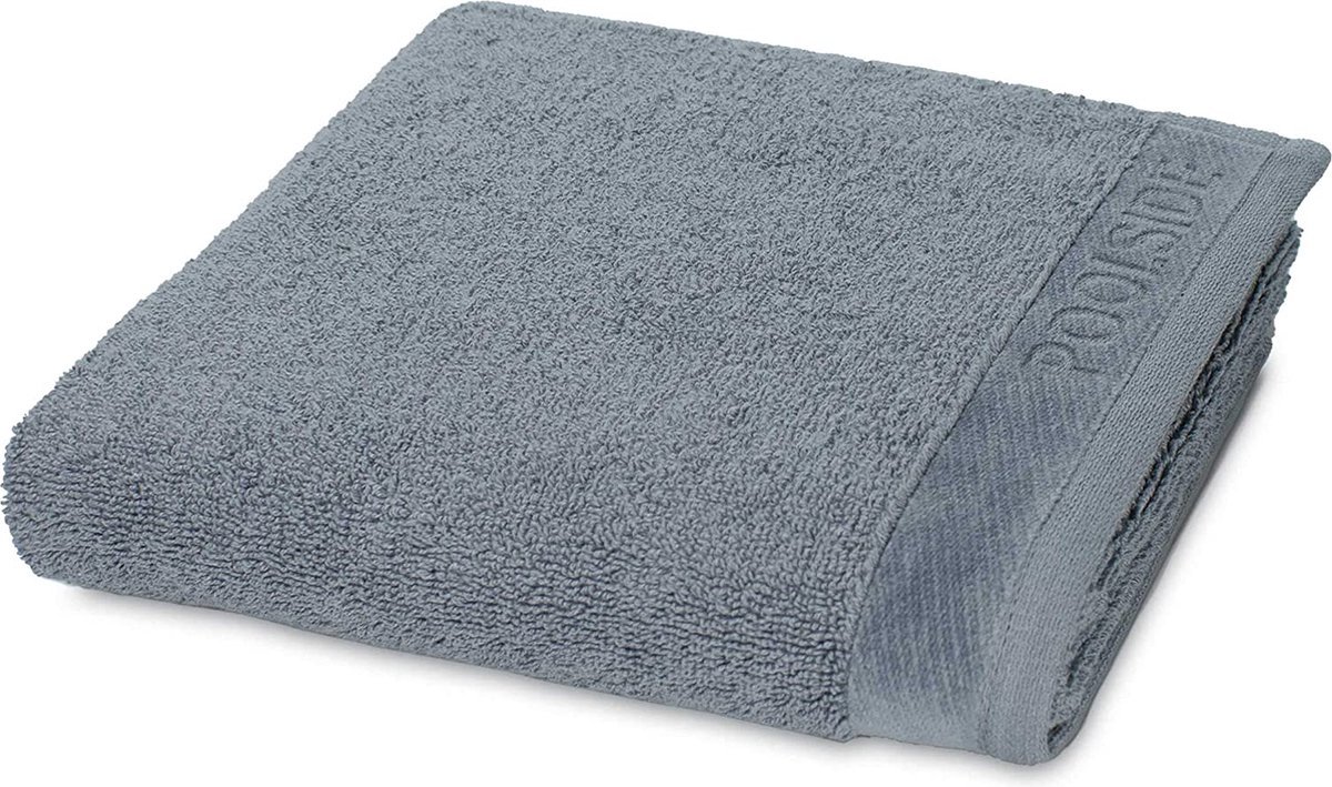 MÖVE Poolside Handdoek 50 x 100 cm - Deze handdoek is gemaakt van 100% katoen en heeft een grijze kleur met de naam 'Stone'.