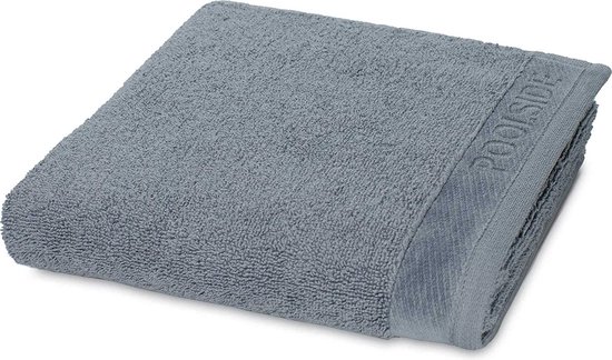 MÖVE Poolside Handdoek 50 x 100 cm - Deze handdoek is gemaakt van 100% katoen en heeft een grijze kleur met de naam 'Stone'."