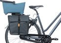 Blauwe Basil mand bovenop een grijze Basil fietstas en fietsdrager.